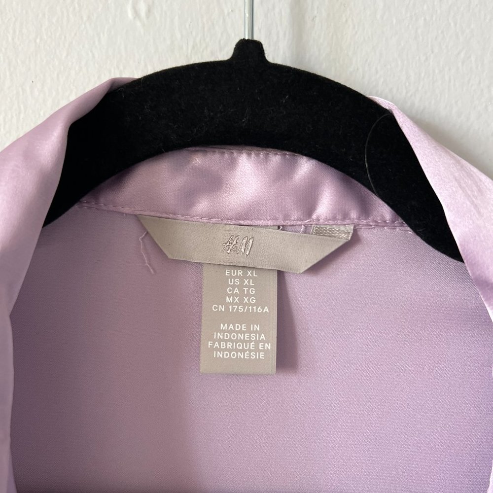 H&M Silk Feel Button Up / V-Neck Blouse - Size XL in Lilac Purple - Picture 6 of 11